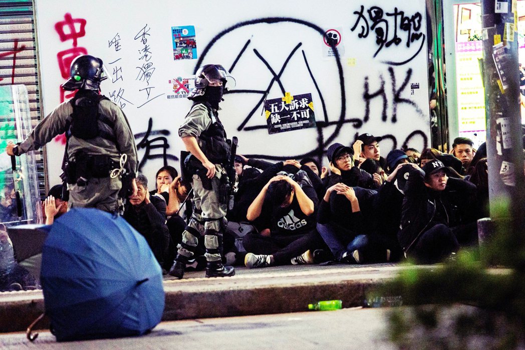 香港有個口號說：「大人肯罷工，小孩不需衝」。圖為元旦大遊行當天港警的包抄逮捕。 ...