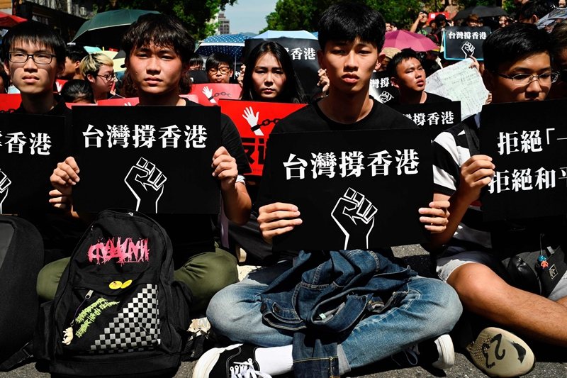 香港長達半年以上的抗爭，也讓隔著海峽的台灣民眾逐漸受到不安。 圖／法新社