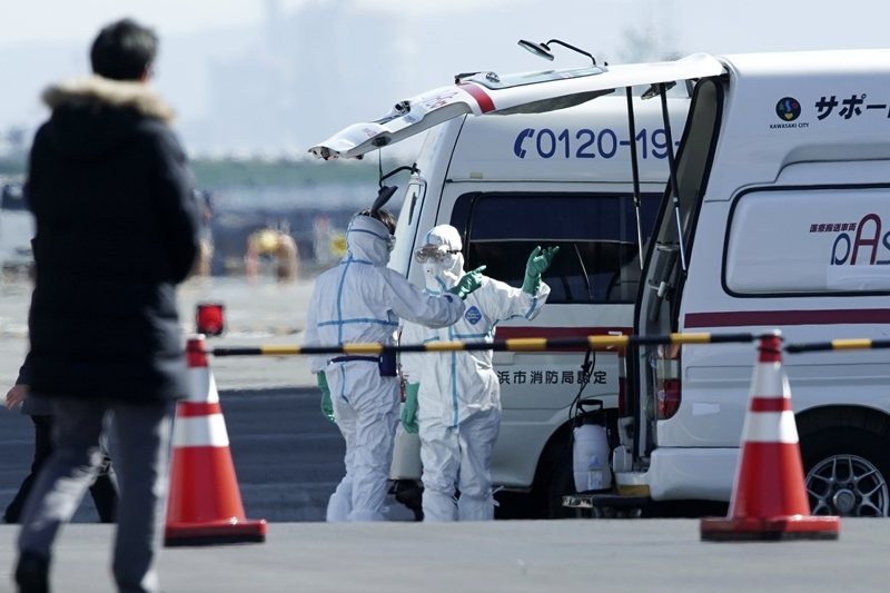 停靠在日本橫濱港的鑽石公主號遊輪，全船已有20人感染。圖為救護人員。 圖／美聯社