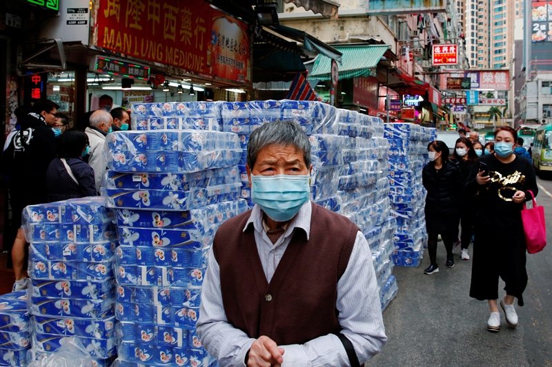 圖為香港民眾與身後成堆的衛生紙。 圖／路透社