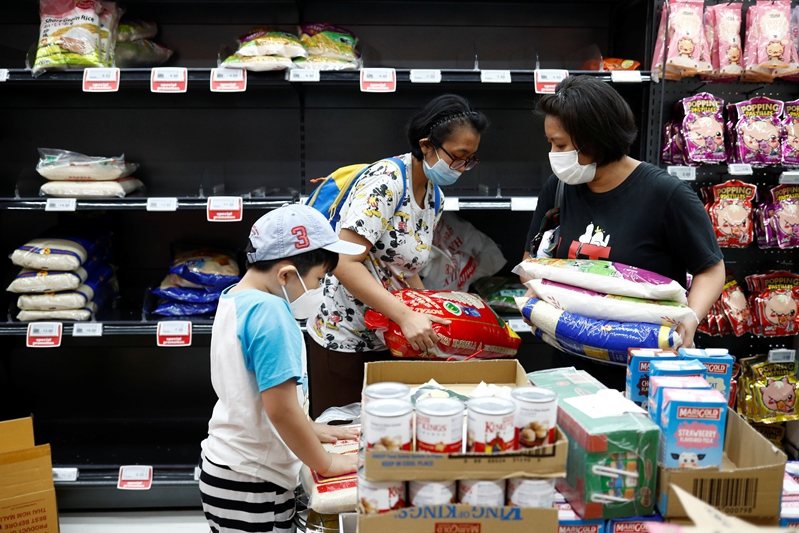 圖為新加坡民眾搶購生活用品及食物。 圖／路透社