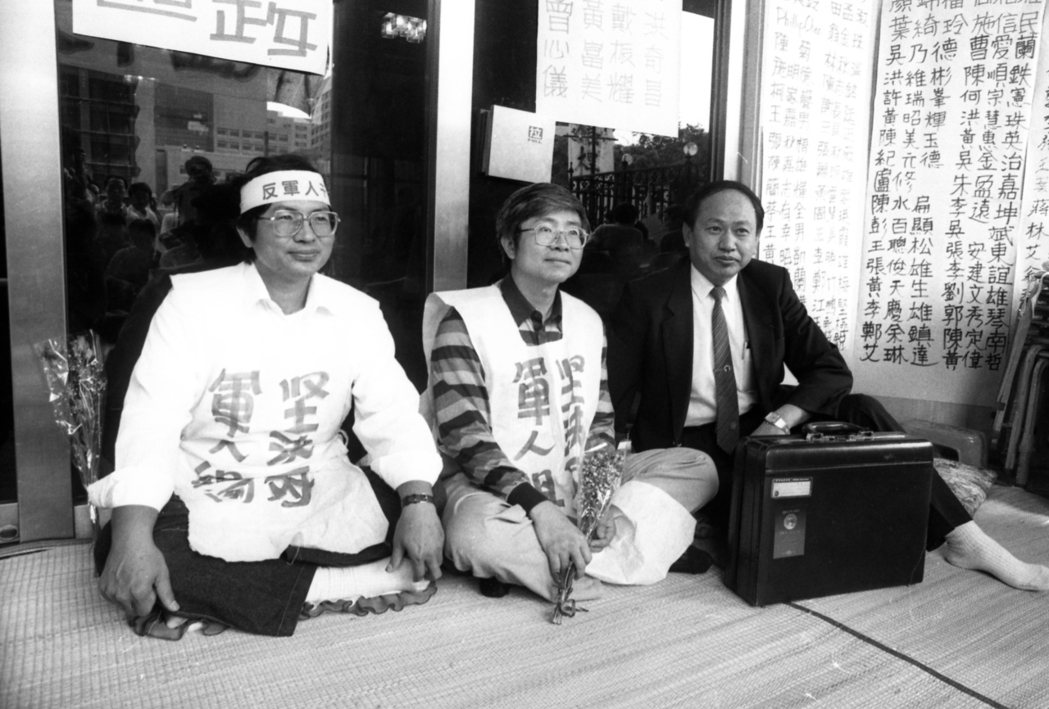 因不滿李登輝提名郝柏村組閣，時任立委洪奇昌發起抗議行動。攝於1990年。 圖／聯合報系資料照