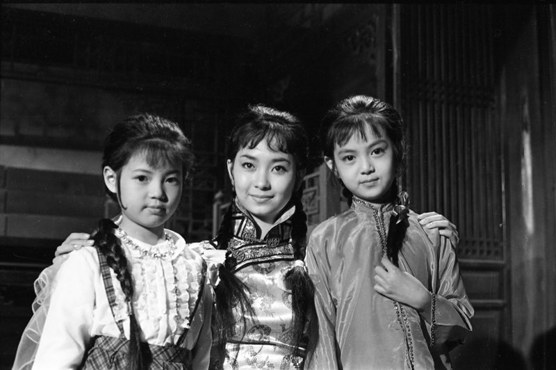 1964年11月，中影公司為《婉君表妹》招考童星演員，圖為唐寶雲（中）與謝玲玲（右）。 圖／聯合報系資料照