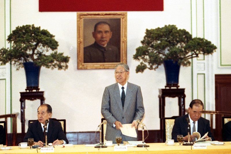中站立著為時任總統李登輝，左為副總統李元簇，右為行政院長郝柏村，攝於1992年。 圖／聯合報系資料庫