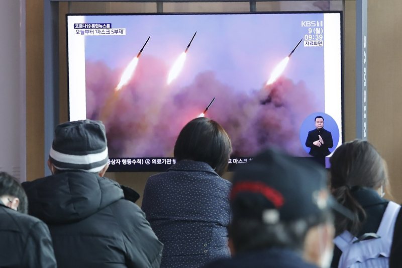 北韓在今年3月初進行多次飛彈試射，圖為南韓電視媒體報導。 圖／美聯社