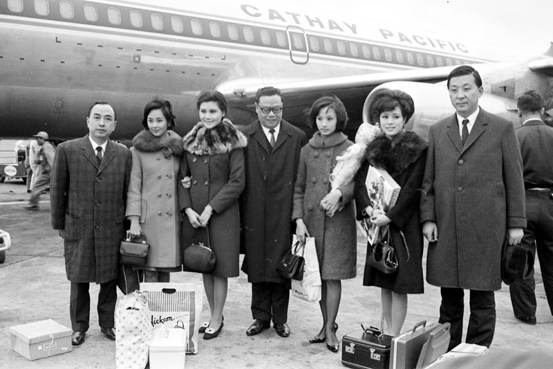 圖為1967年，導演李行（右一），影星王莫愁（左三）等人赴港參加《英雄烈女》首映典禮後歸國。 圖／聯合報系資料照
