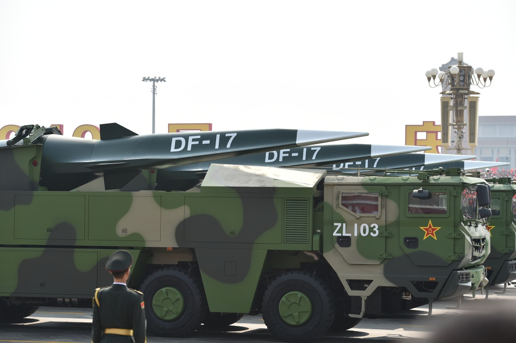 在2019年閱兵中首度亮相的東風-17極音速飛彈，它可能採用了東風-16型的推進火箭，前段卻改成極音速滑翔器，可在同溫層頂端滑翔並機動，以避免標準三型飛彈的攔截。 圖／取自中國軍網