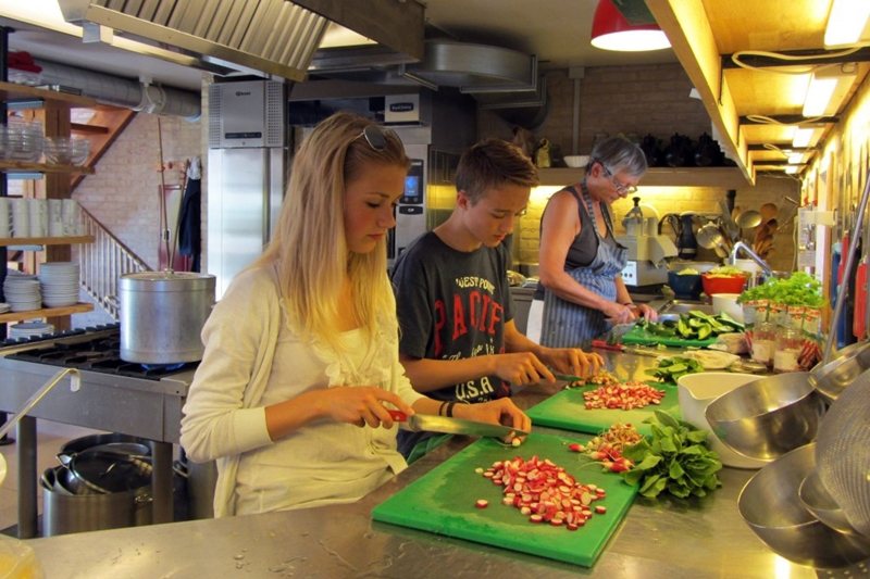 丹麥楚德之林（Trudeslund）設有「社區共有房屋」，居民會在此舉辦活動，一起煮飯、用餐。 圖／取自Trudeslund