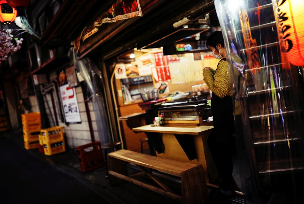 「從這個病毒騷動以來，夜晚的歌舞伎町真的變得很寂寞。」 圖／路透社