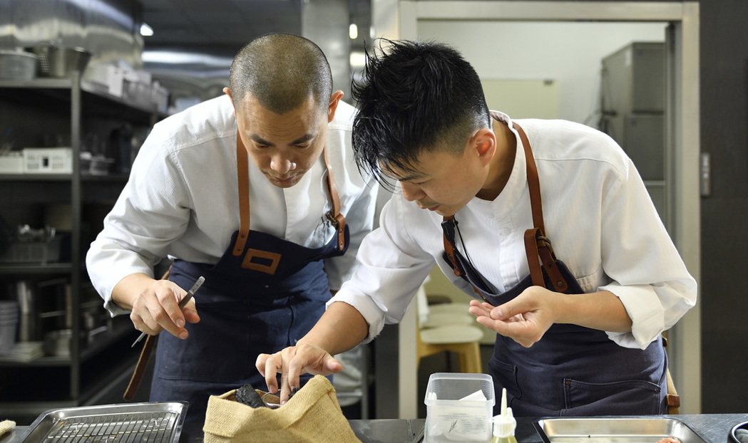 RAW的主廚江振誠（左）、黃以倫。圖／RAW提供