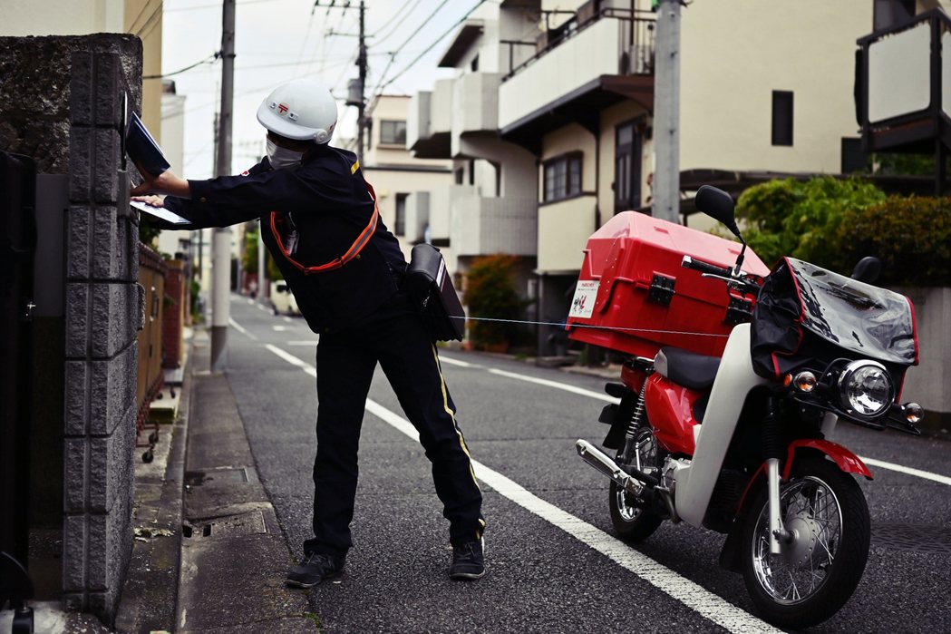 從東京的世田谷區和港區開始，一箱箱的口罩送到當地郵局後，再讓郵差騎車挨家挨戶投遞...