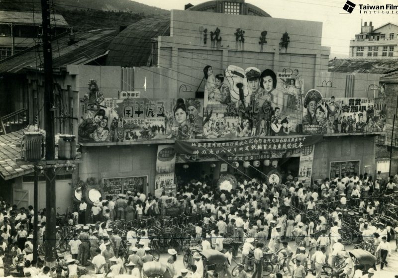 1962年7月《台北之夜》於高雄壽星戲院上映盛況，郭南宏編導，文夏主演。 圖／財團法人國家電影中心典藏