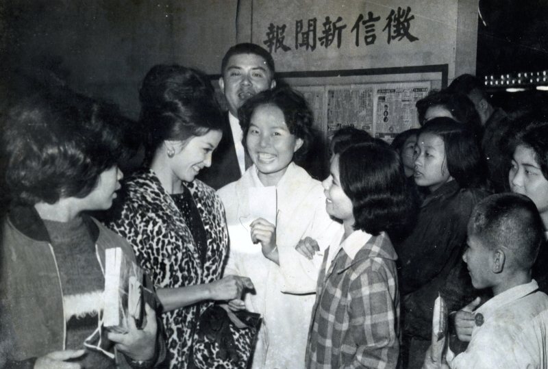 女學生爭相跟台語片女星金玫要簽名，《徵信新聞》為《中國時報》前身。 圖／財團法人國家電影中心典藏，鄧天星提供