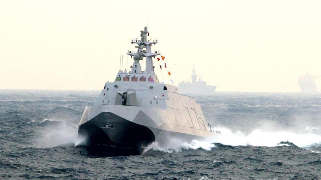 2015年1月海軍元旦戰備巡弋操演，PG-618沱江艦高速掠過。 圖／國防部發言人臉書
