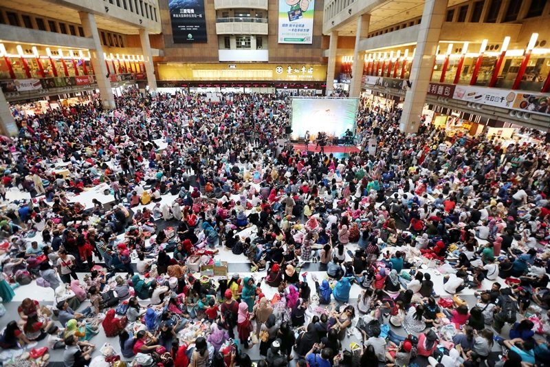 圖為2015年穆斯林開齋節，大批印尼籍移工在台北車站大廳聚會。 圖／聯合報系資料照