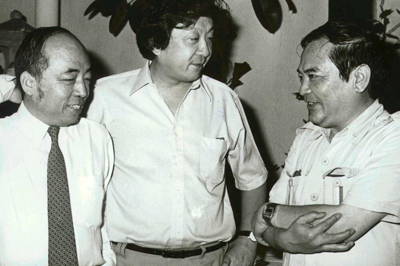 左起白景瑞、李行、胡金銓，三位名導演常常聚在一起舒解心情，攝於1983年。 圖／聯合報系資料照