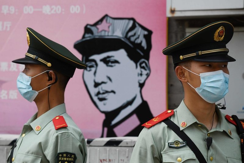 中國在第13屆全國人大的會議上審議了「港版國安法」草案。圖為會議外的武裝警察部隊，攝於5月22日，北京。 圖／法新社