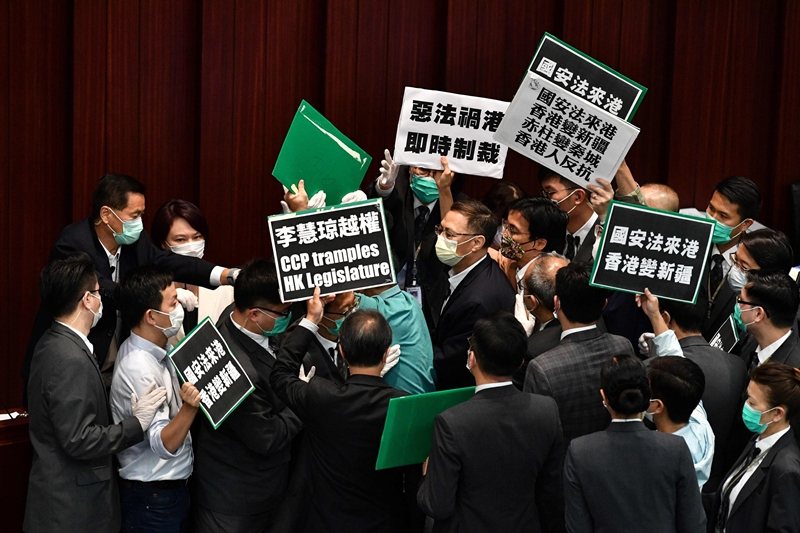 圖為5月22日的香港立法會內務會議，泛民主派議員抗議「港版國安法」。 圖／法新社