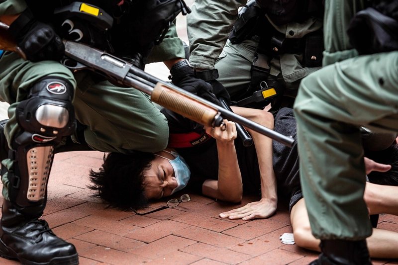 香港民眾上街抗議「港版國安法」，遭警方壓制，攝於2020年5月24日。 圖／法新社