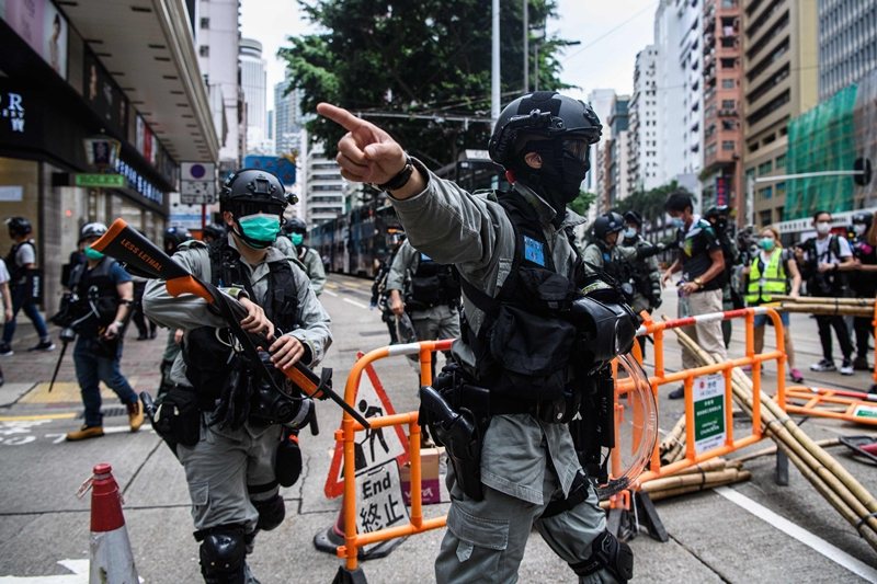 香港民眾上街抗議「港版國安法」，港府派出防暴警察壓制，攝於5月24日。 圖／法新社