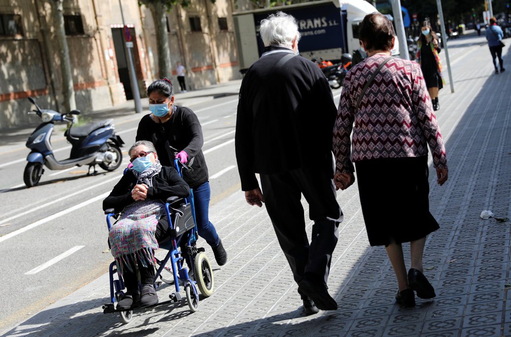 人行道是是確保身心障礙者、輪椅族群、嬰幼童與老年人，可以安全地在城市中自主移動的唯一方式。 圖／路透社