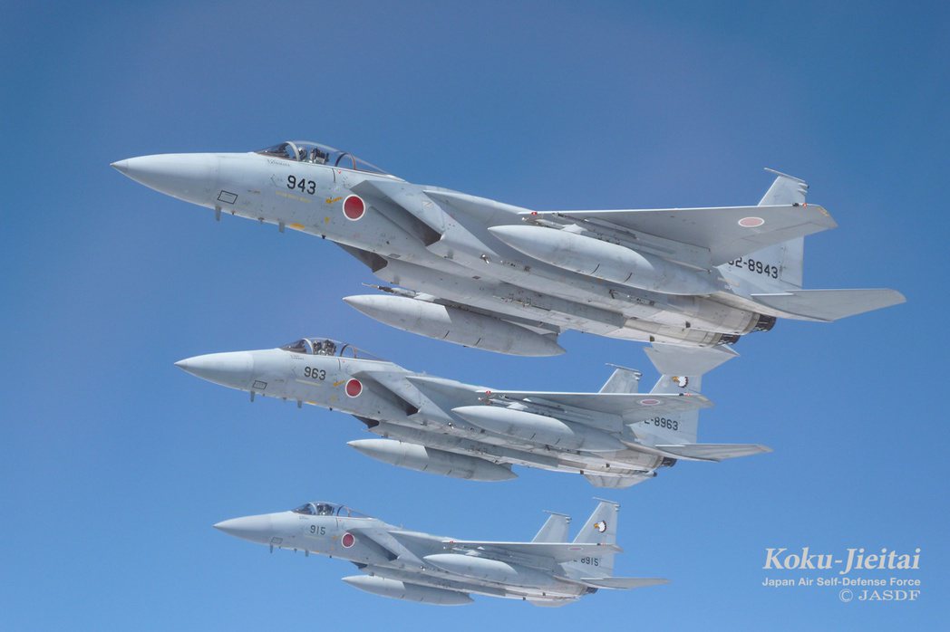 日本偵獲中共無人機後，派出F-15J戰機升空攔截。圖為編隊飛行的F-15J。 圖／日本自衛隊
