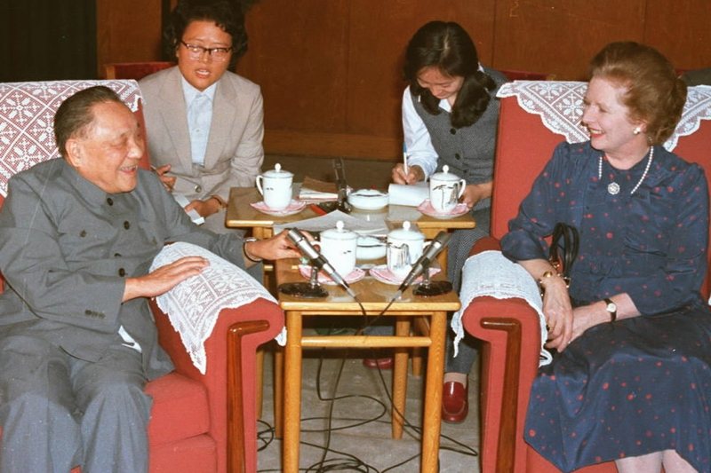 時任中國最高領導人的鄧小平與時任英國首先柴契爾夫人，攝於1982年，北京。 圖／新華社