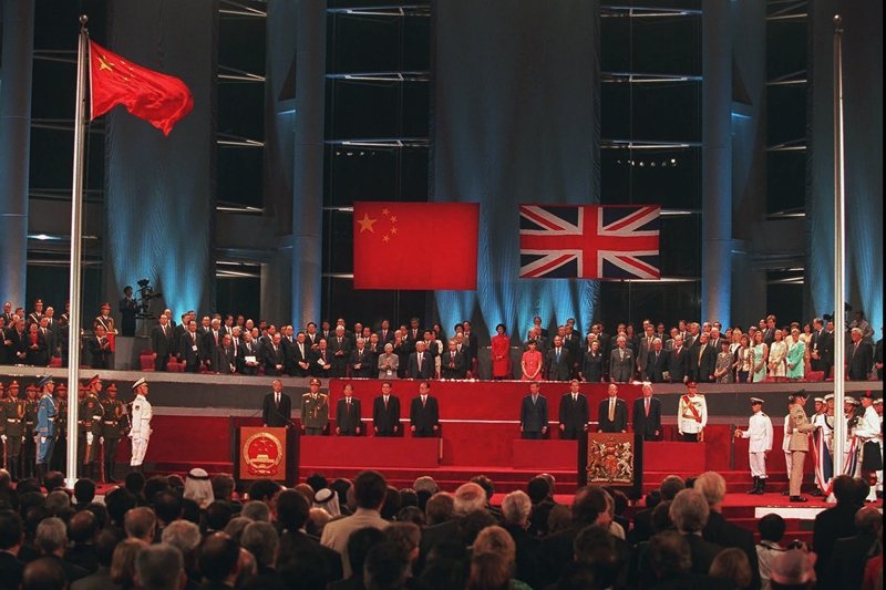 中國與英國透過《中英聯合聲明》作出承諾，中國於1997年7月1日對香港恢復行使主權，英國將香港移交給中國。 圖／美聯社