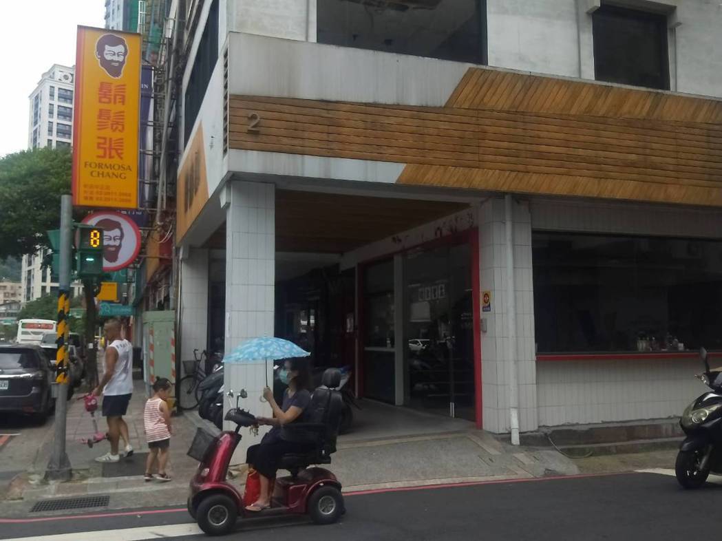 台灣古早味手扒雞「香雞城」在3月突然宣布，「新店中正店」從4月19日起無限期停止...