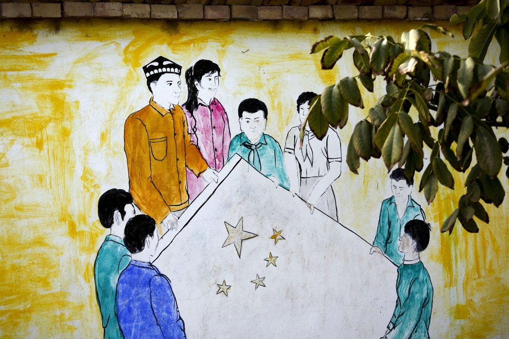 新疆當地的壁畫，象徵新疆人愛國、融入漢族社會。 圖／美聯社