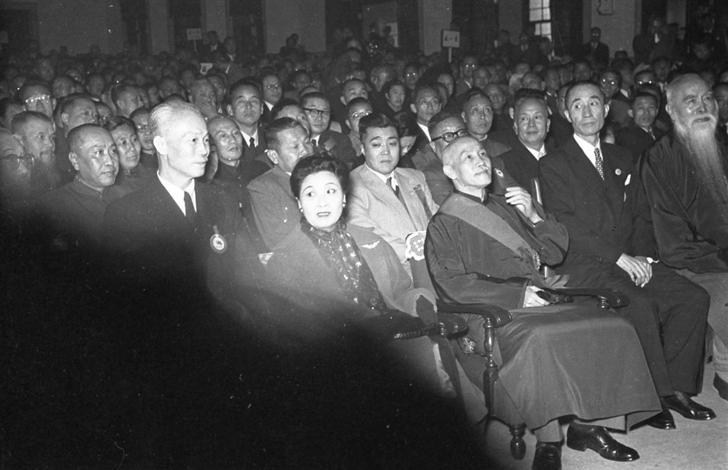 1954年，蔣介石、蔣宋美齡、于右任、陳誠等人參加第一屆國民大會第二次會議。 圖／聯合報系資料照
