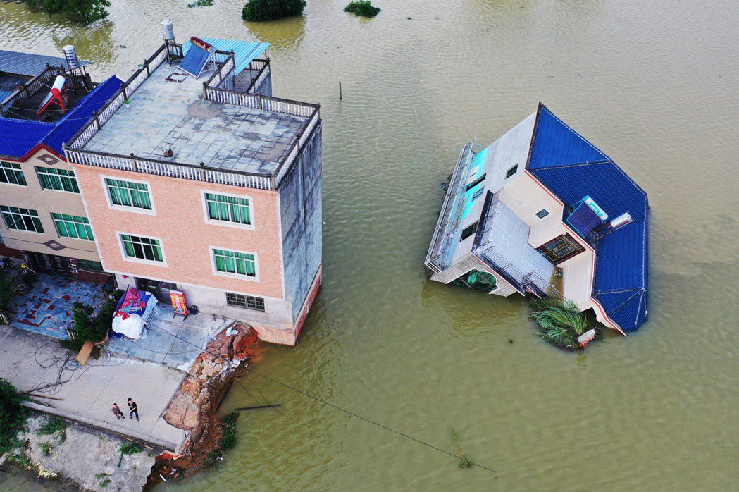 圖為13日，中國江西省鄱陽縣房屋倒塌毀損。 圖／中新社