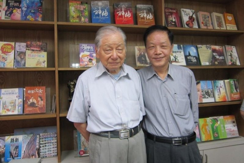 2012年9月20日，蔡文甫與向陽合影於九歌出版社。 圖／九歌出版提供