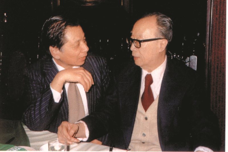 1987年，蔡文甫祝賀文學大師梁實秋86歲華誕，宴會上兩人相談甚歡。 圖／九歌出版提供