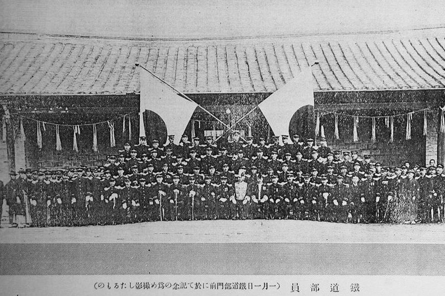 1916年鐵道部員工於鐵部門前合影，此時仍使用清末機器局留下的舊房做為鐵道部廳舍。 圖／國立台灣博物館