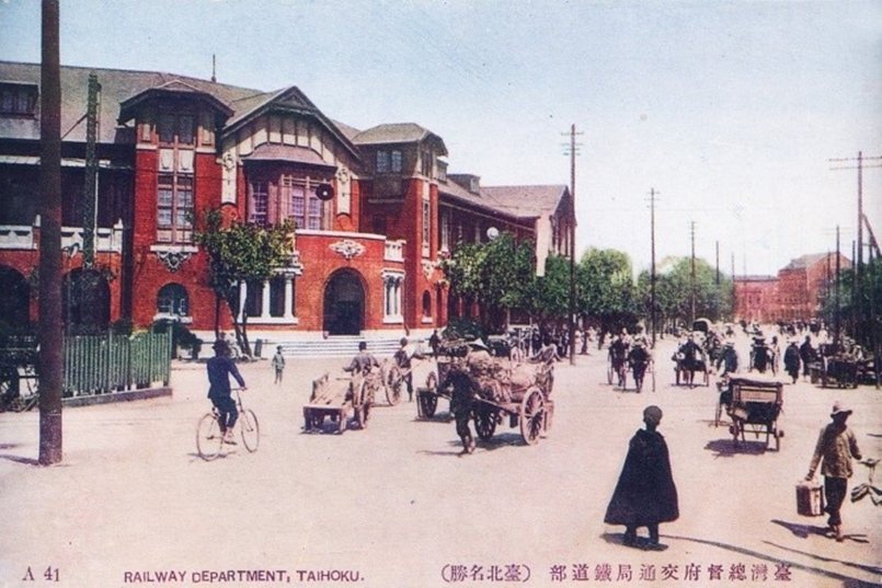 位於街廓轉角的新鐵道部廳舍。 圖／國立台灣博物館