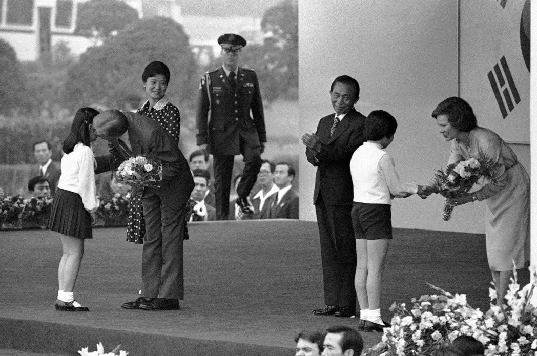 時任美國總統卡特於1979年拜訪南韓——圖中的朴正熙已為南韓大統領，在同年遭暗殺...