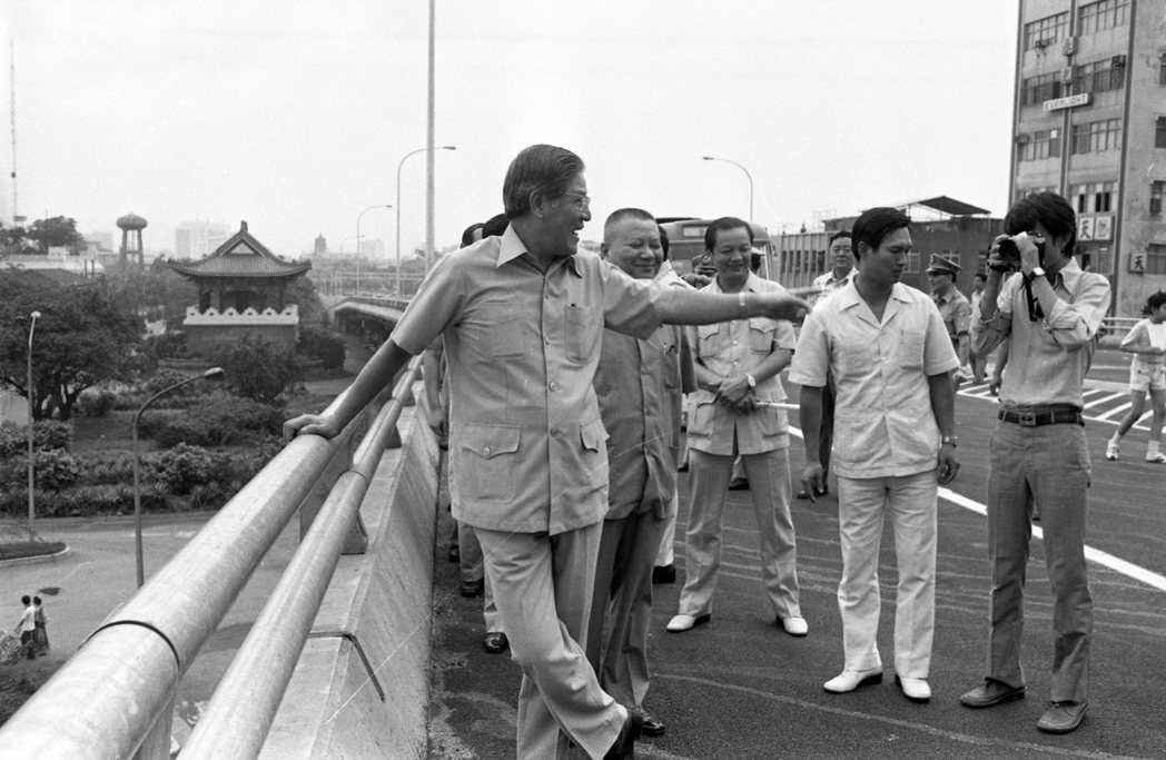 1979年，台北市長李登輝巡視愛國西路高架橋，並自此走入政治核心。 圖／聯合報系...