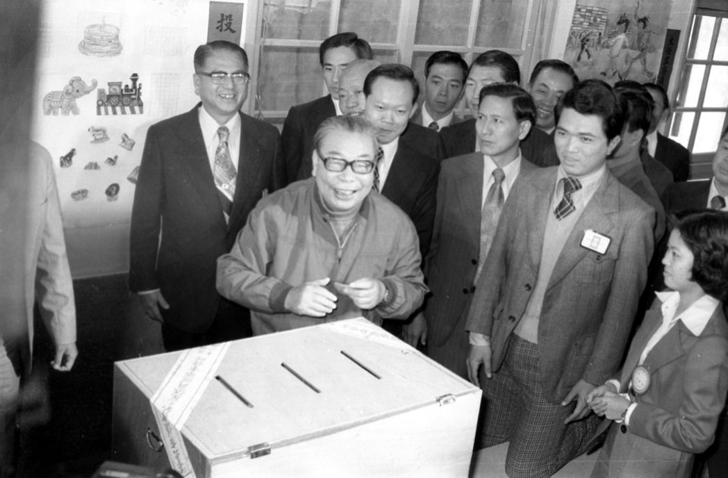 蔣經國在時任台北市長林洋港（左後）的陪同下，投票選舉台北市議員。 圖／聯合報系資料照