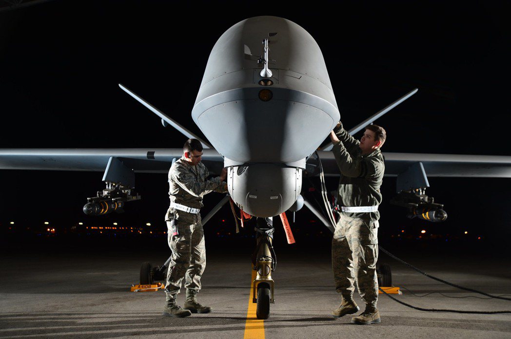 正在整備準備執行夜間任務的RQ-9無人機。 圖／美國空軍