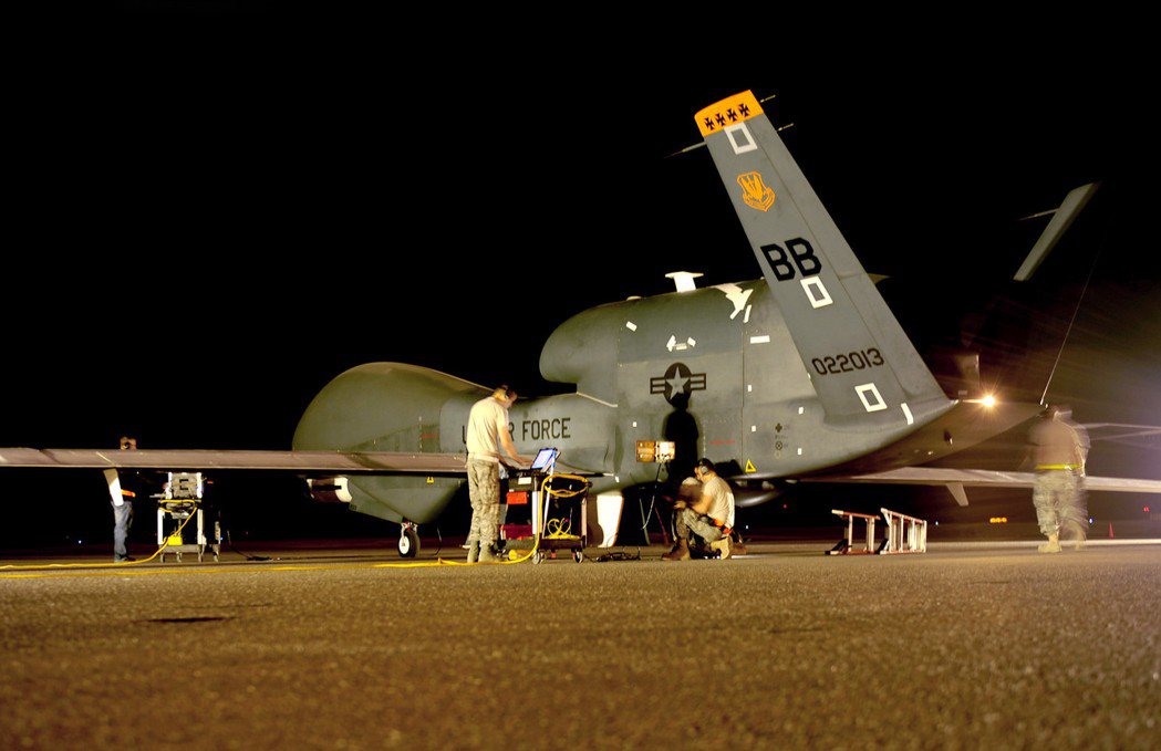 整備中的RQ-4無人機，原始設計用途就與MQ-9不同。 圖／美國空軍