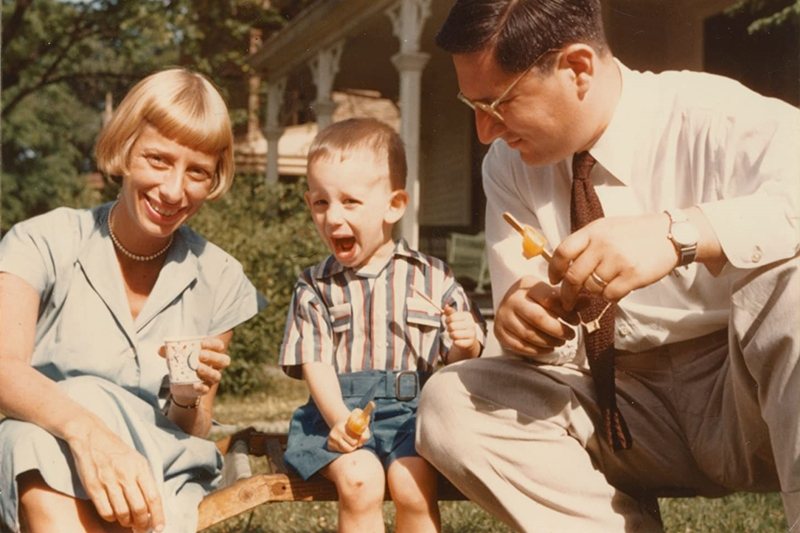史蒂芬．史匹柏與父親阿諾．史匹柏、母親莉亞．阿德勒。 圖／IMDb