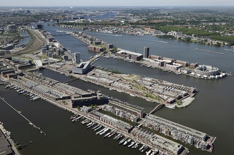 阿姆斯特丹的Eastern Docklands都市再開發案例。此地區原為傳統的港口碼頭棕地，於1989年啟動再開發，設定再生方向為building for the market，強調吸引中產家庭的再生策略，透過市府、住宅協會及私人開發商的公私合作、財務交叉補貼模式，除商業、公共設施外，提供約5,600住宅單位，其中50%為社會住宅、50%為各類型市場住宅。 圖／阿姆斯特丹住宅法人聯盟