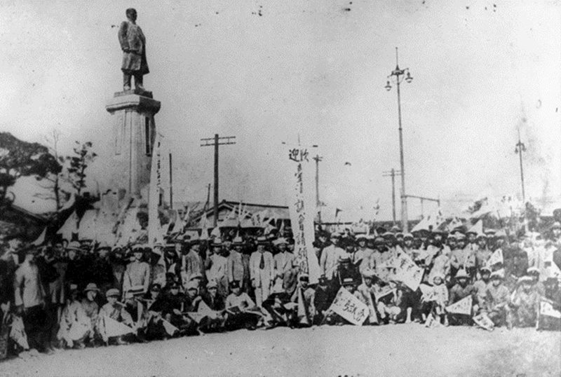 臺灣議會請願團抵達東京車站時，與前來歡迎的當地臺灣留學生共同合影，攝於1924年。 圖／維基共享