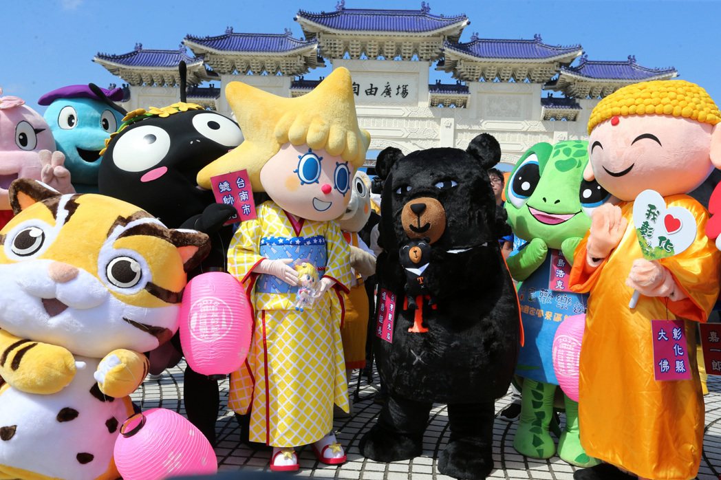 「東京晴空塔妹妹」與台灣各縣市吉祥物集合，為台日觀光宣傳。 圖／聯合報系資料照