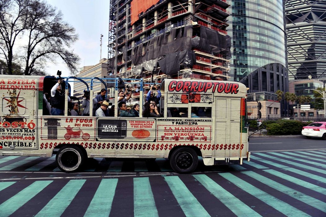 「下一站，貪腐？」圖為墨西哥民間團體發起的「貪汙之旅」觀光行程巴士，走訪有腐敗醜...