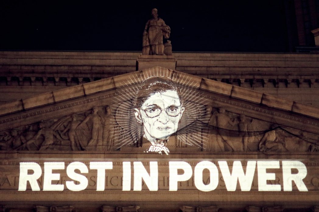 纽约州最高法院大楼上，投影打上了「Rest in power」的字句，致意告别R...