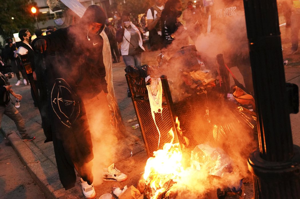 圖為肯塔基州示威者焚燒物品抗議。 圖／美聯社