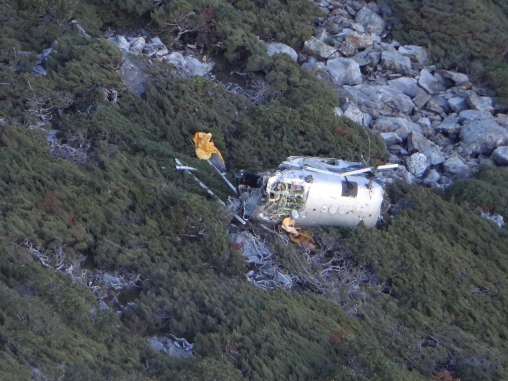 2013年，中興航空直升機為玉山氣象站運補時墜毀，造成機上三人喪生。 圖／嘉義縣消防局第三大隊提供