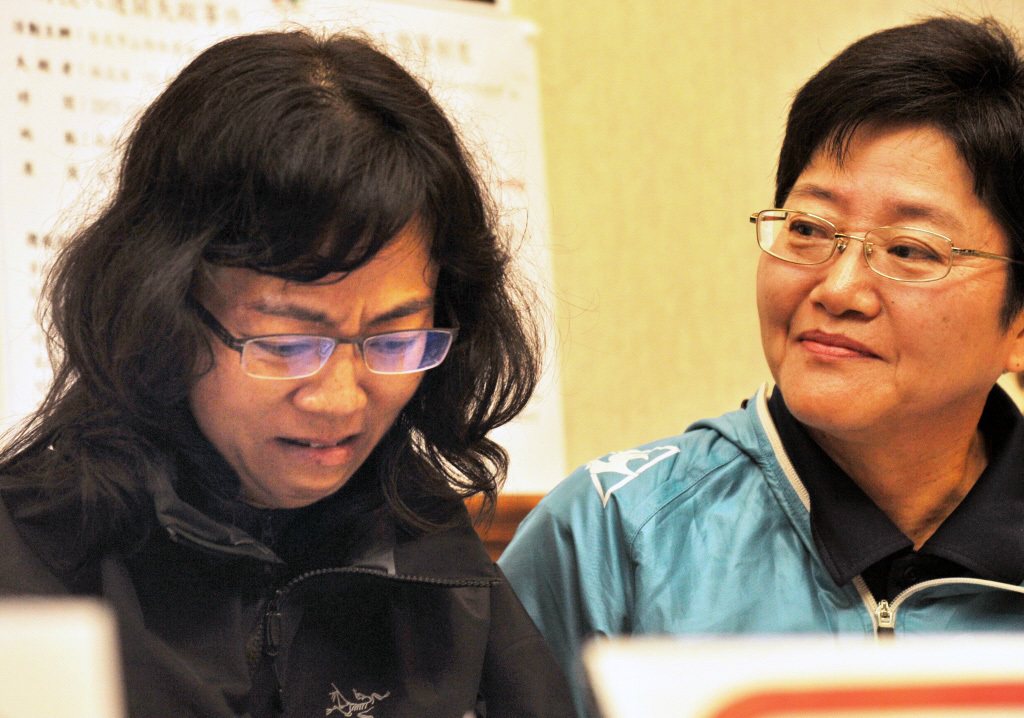 2013年，揹工吳明旭墜谷身亡，其妻子（左）召開記者會要求保障揹工的勞動權益。 圖／聯合報系資料照